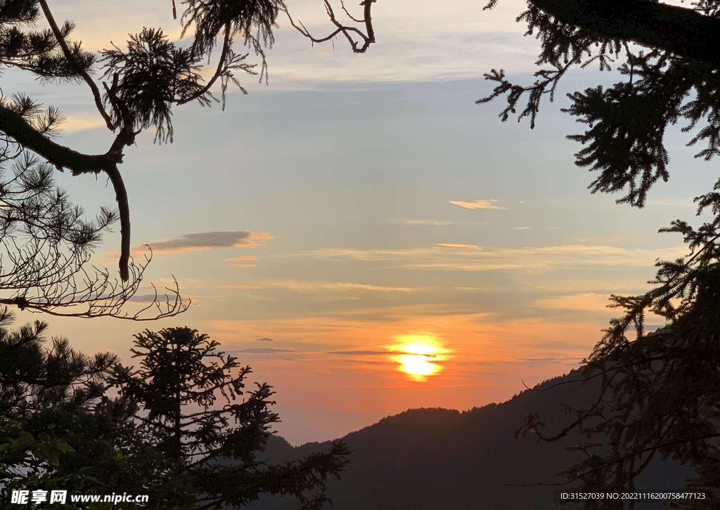 夕阳下的庐山