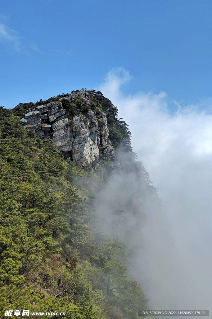 云雾缭绕的庐山