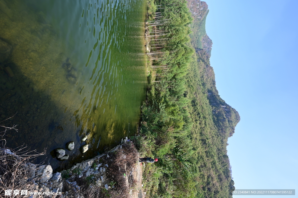 高山河流