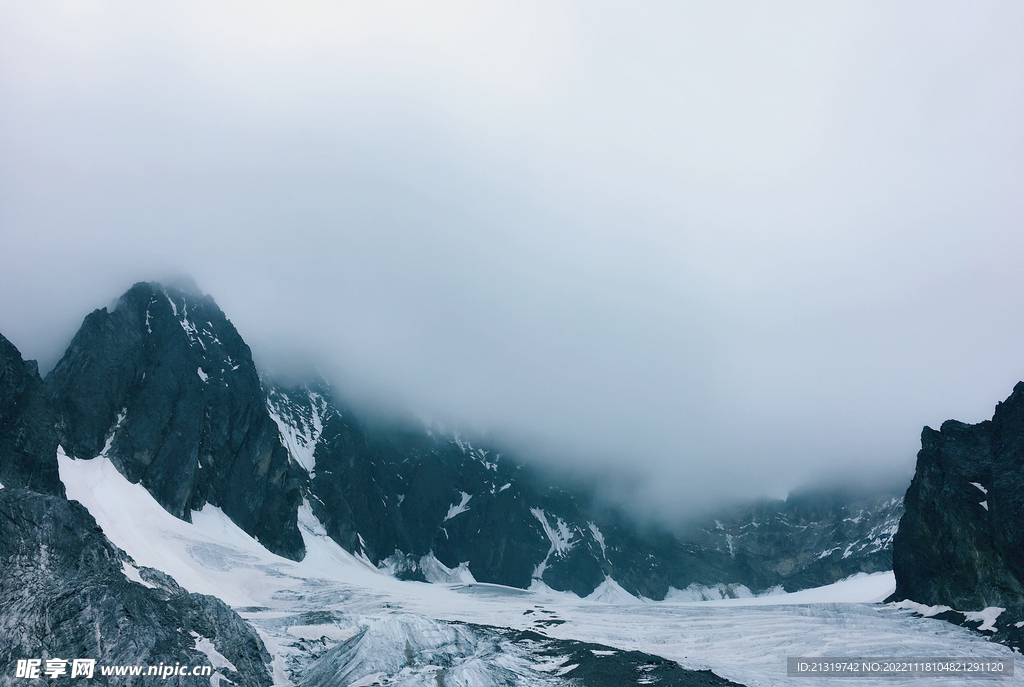 雪山云海摄影图