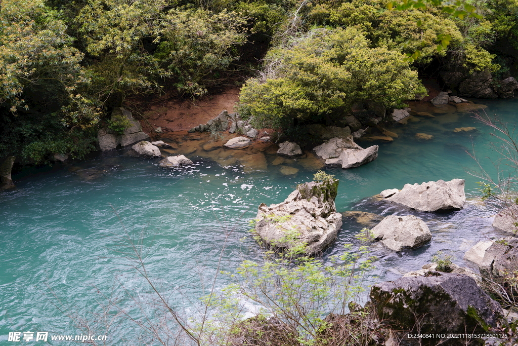 山谷小溪