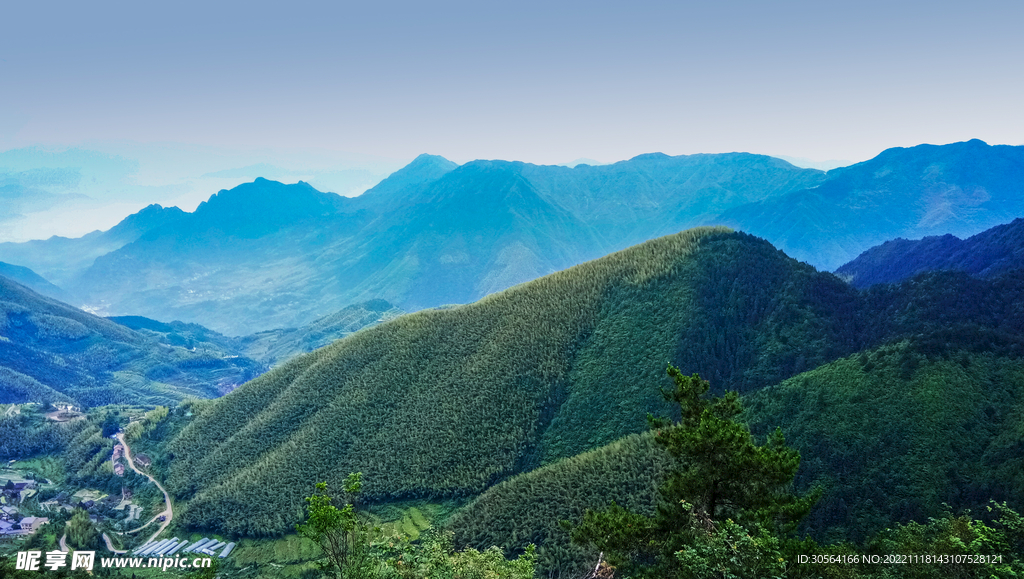 绿色山脉山峰