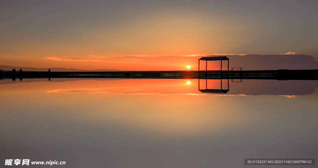 青海茶卡盐湖夕阳倒影