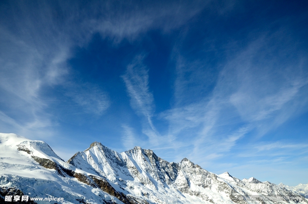 蓝天雪山