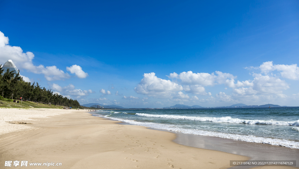 海滩蓝天风光