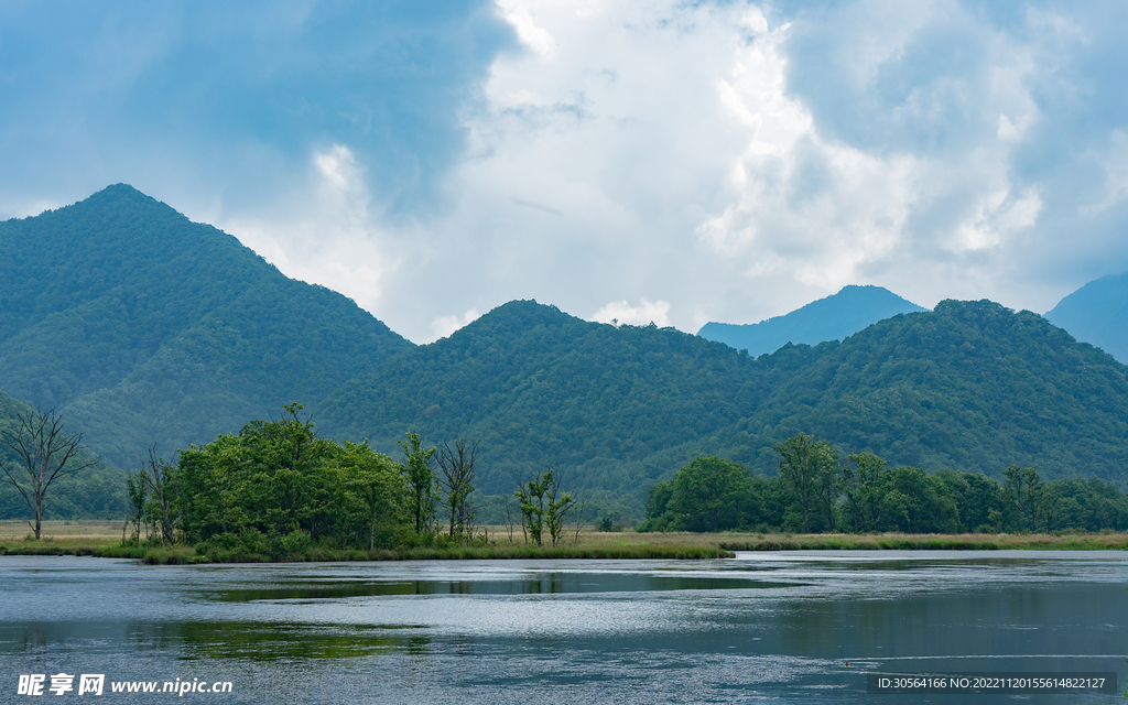 山脉湖水