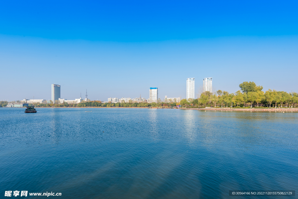 湖边城市公园