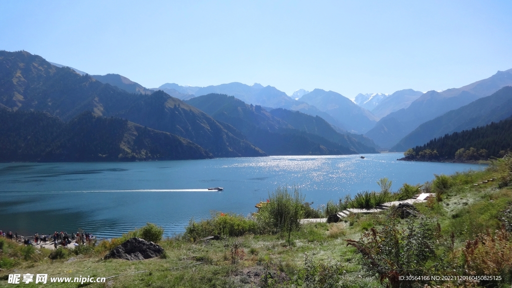 山脉湖水