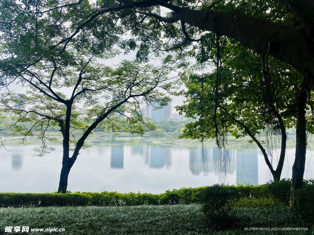 湖边倒影风景