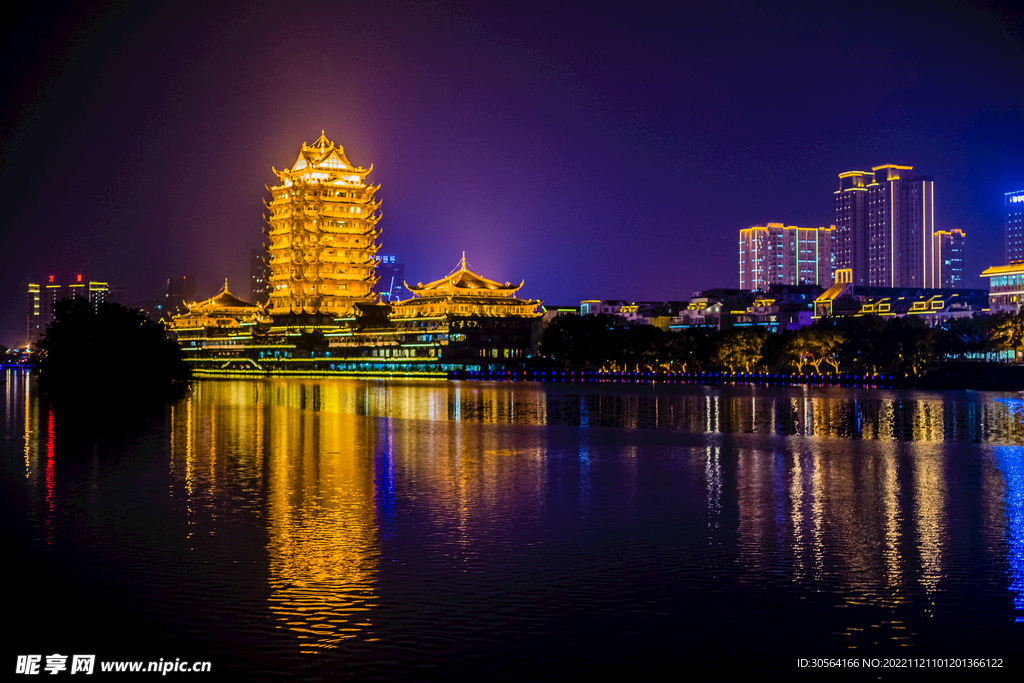 夜晚城市高塔