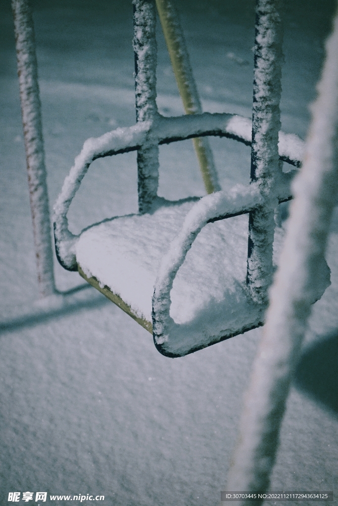 白色的雪和椅子