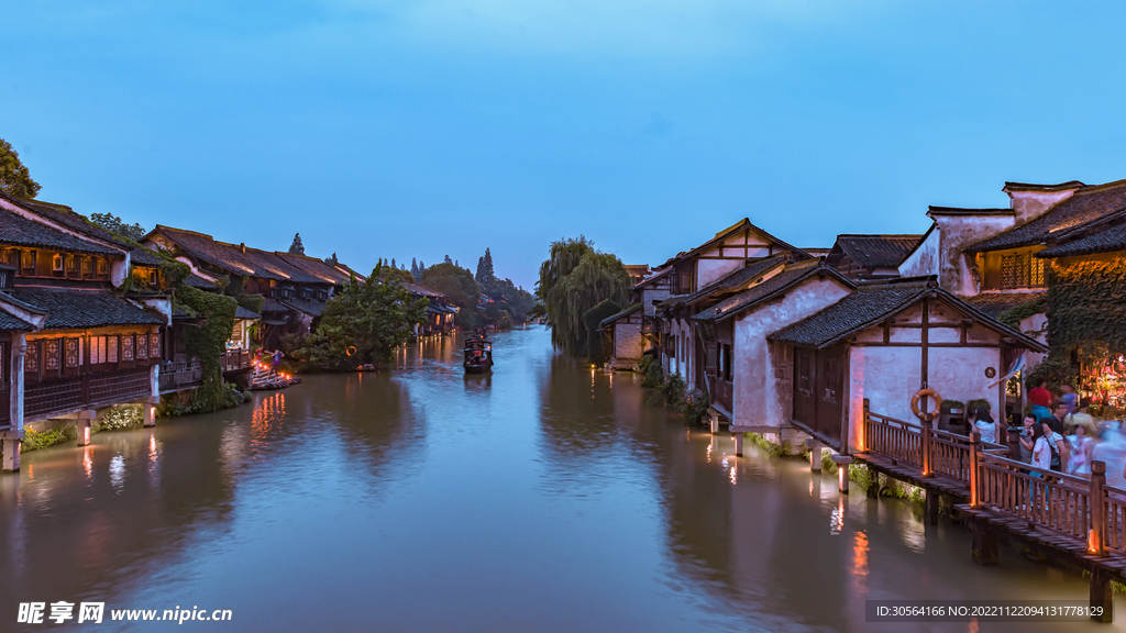 夜晚复古旅游小镇