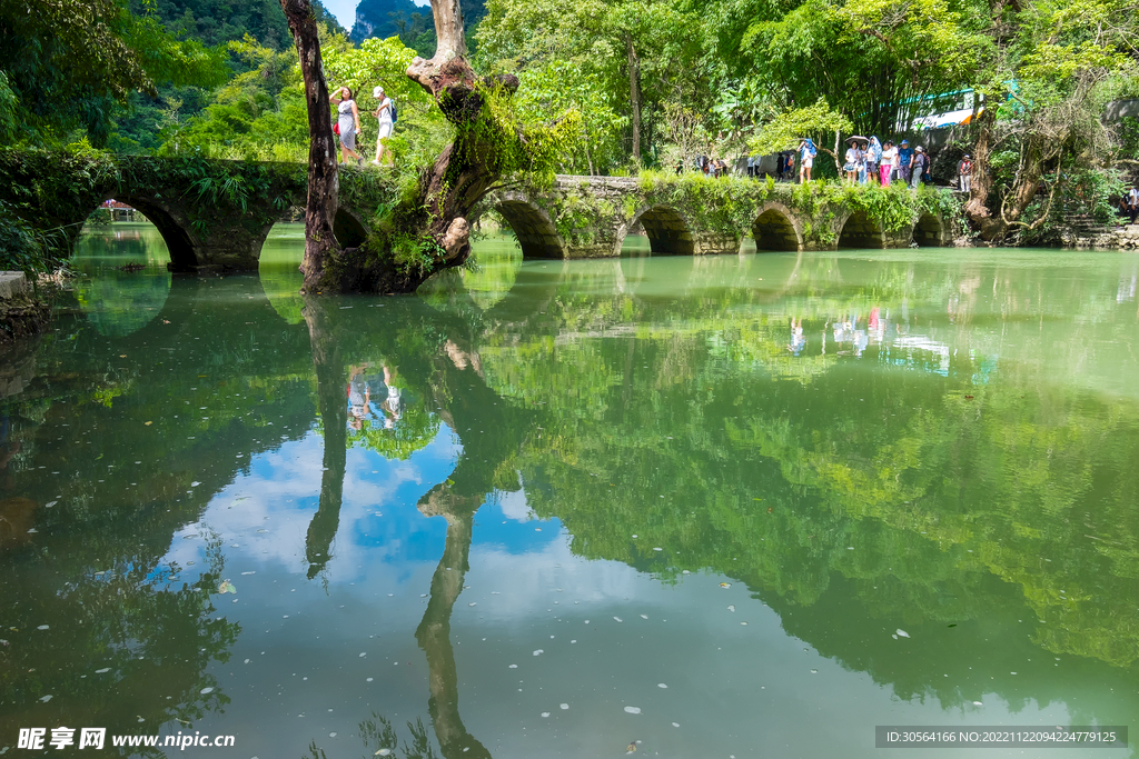 公园湖水拱桥