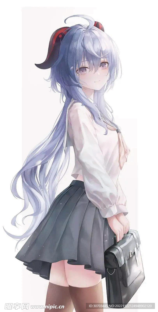 拿着黑色包包的女孩