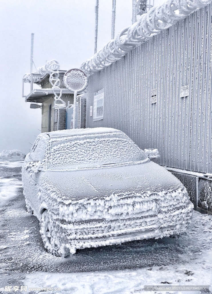 冰雪覆盖的车