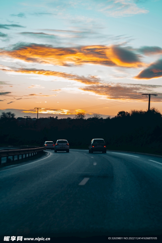 公路上的夕阳