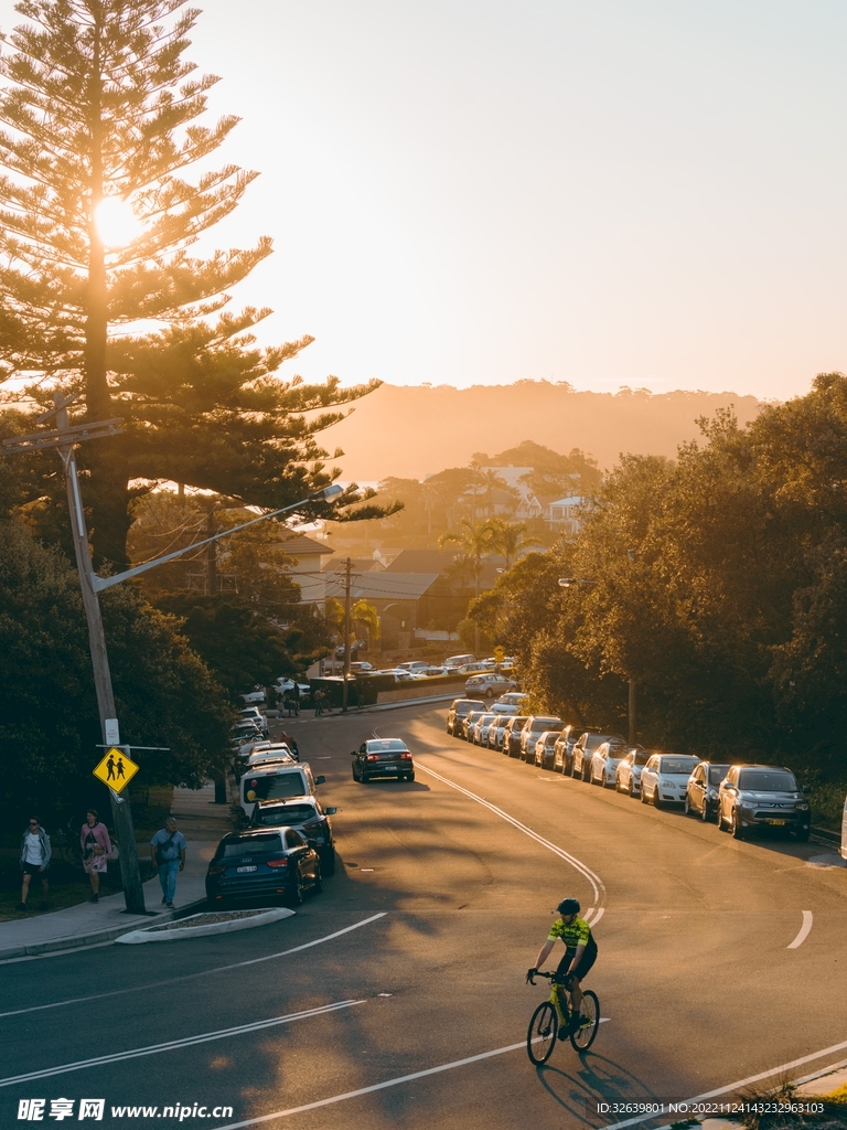 夕阳下的公路