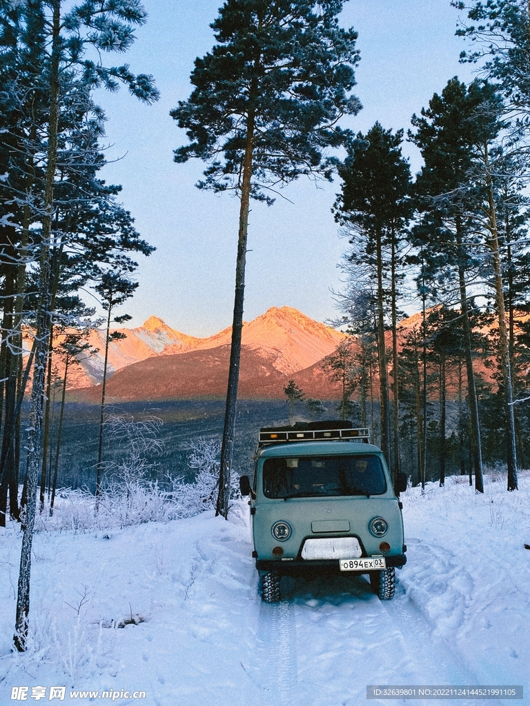 雪地里的复古面包车