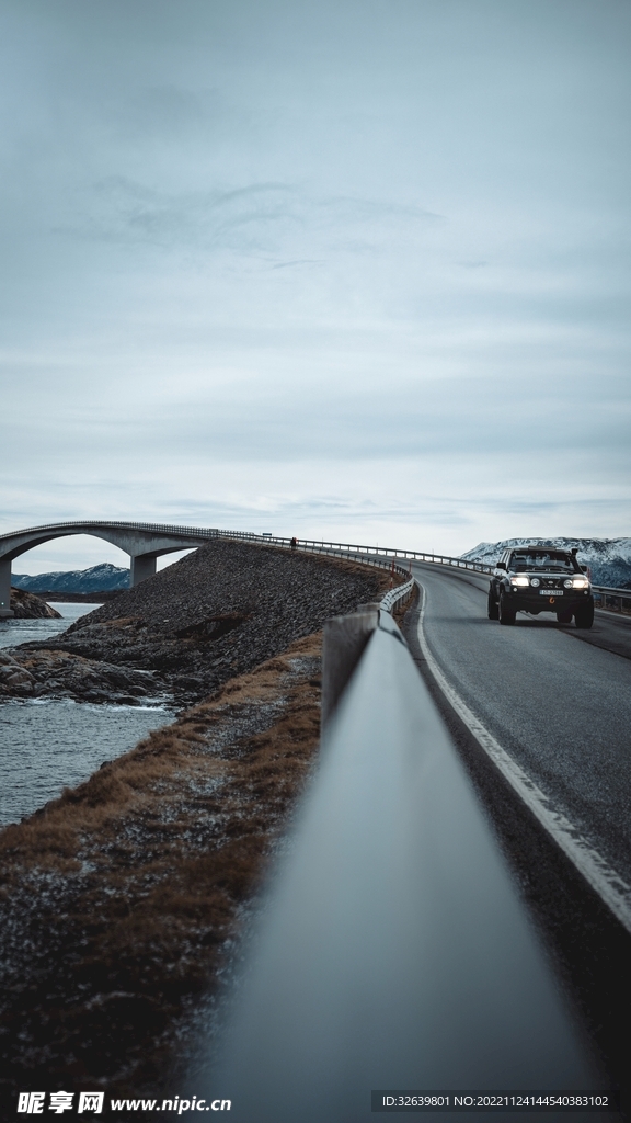 公路上的车