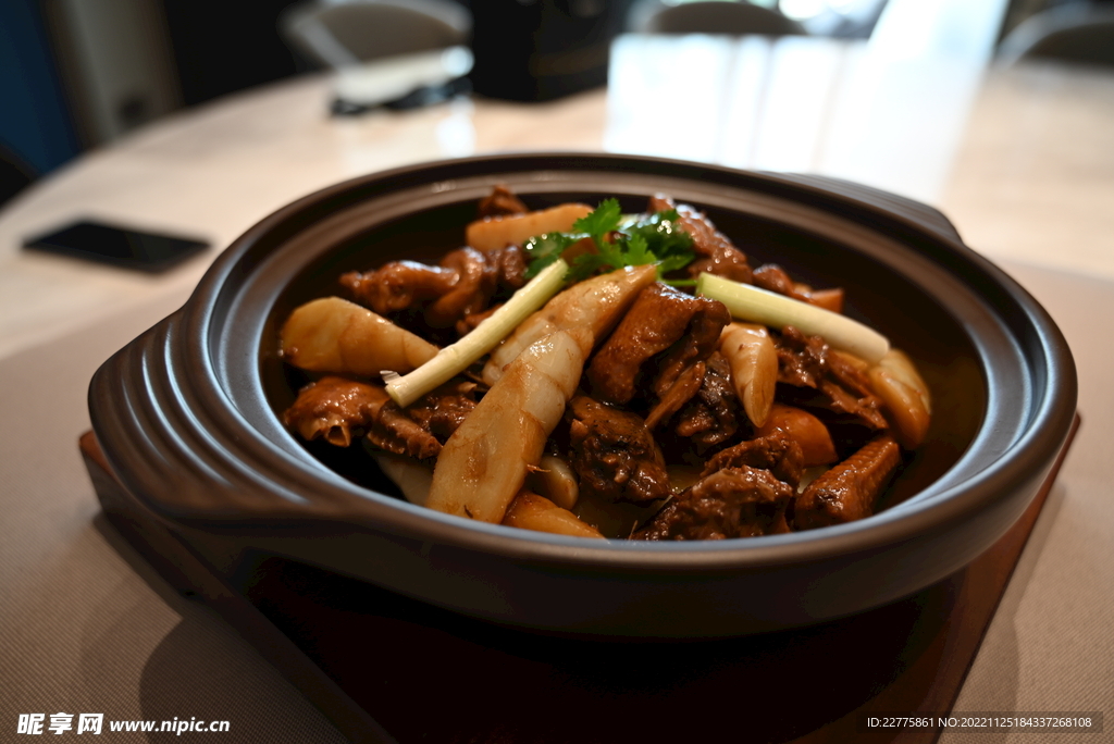 餐饮宴席竹笋炆青头鸭拍摄图