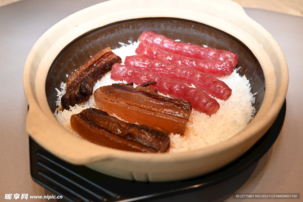 餐饮秋冬推荐腊味煲仔饭摄影图