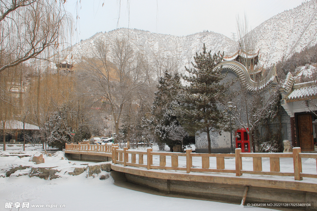 庭院积雪