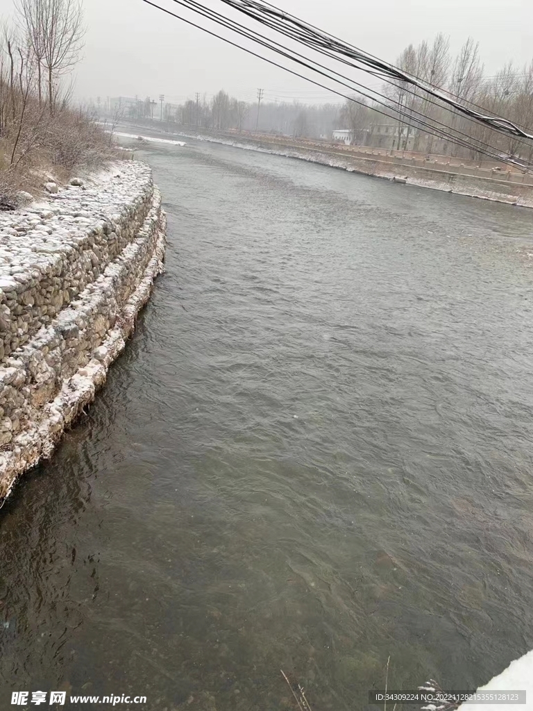 大雪河边