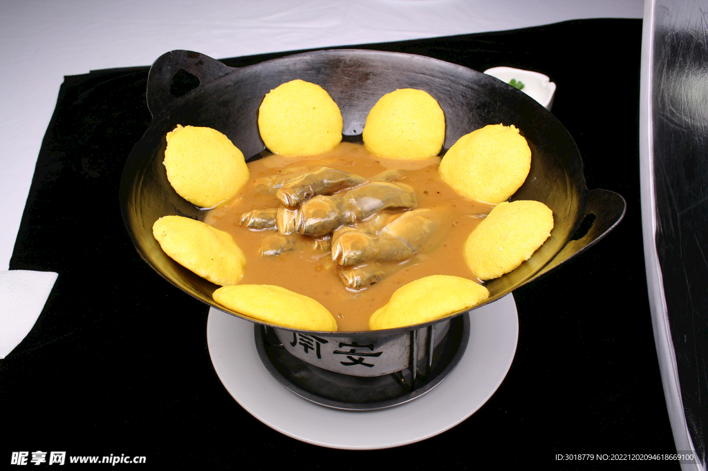 贴饼子熬小鱼