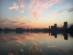 夕阳西下倒映水中海天一色