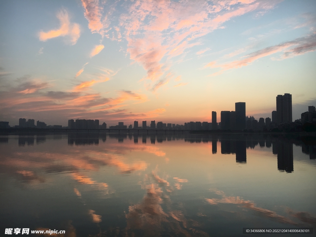 夕阳西下倒映水中海天一色