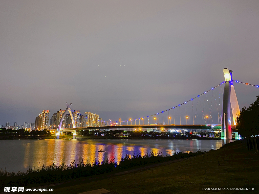 江边傍晚夜景