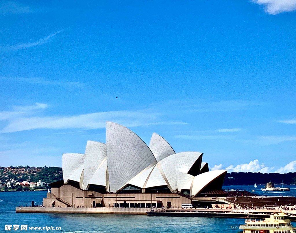 蓝天下的悉尼歌剧院