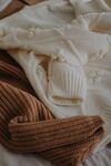 毛衣袖口棕色白色衣服