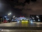 微风夜色下的宁波火车站