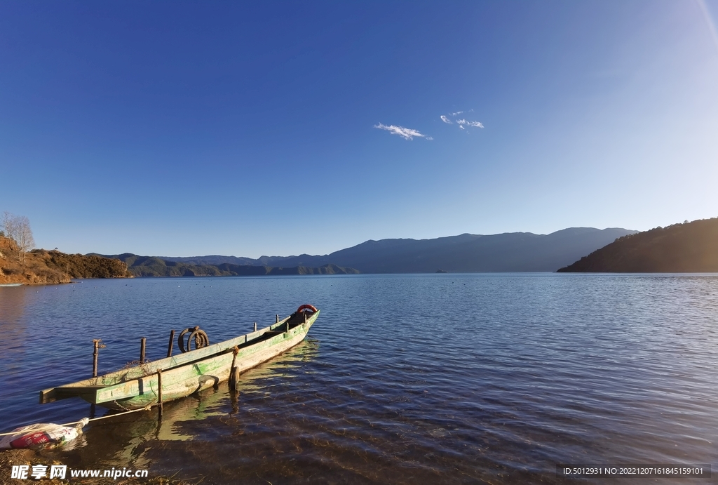 泸沽湖-女儿国-孤船-湖景