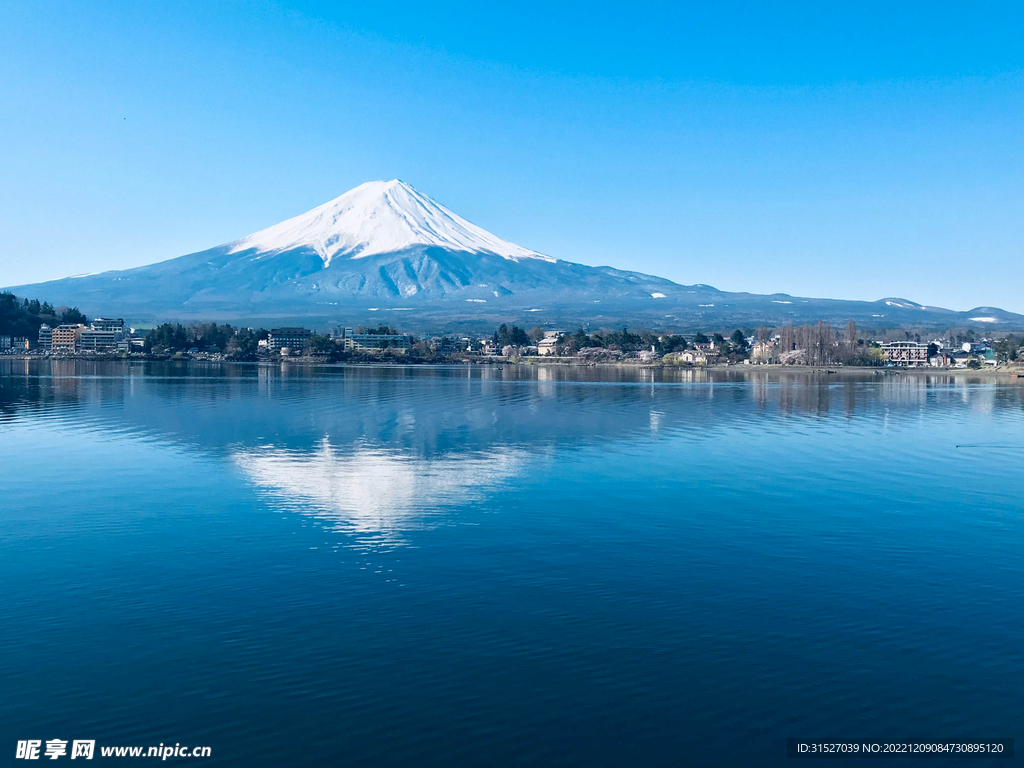 蓝天下的富士山摄影