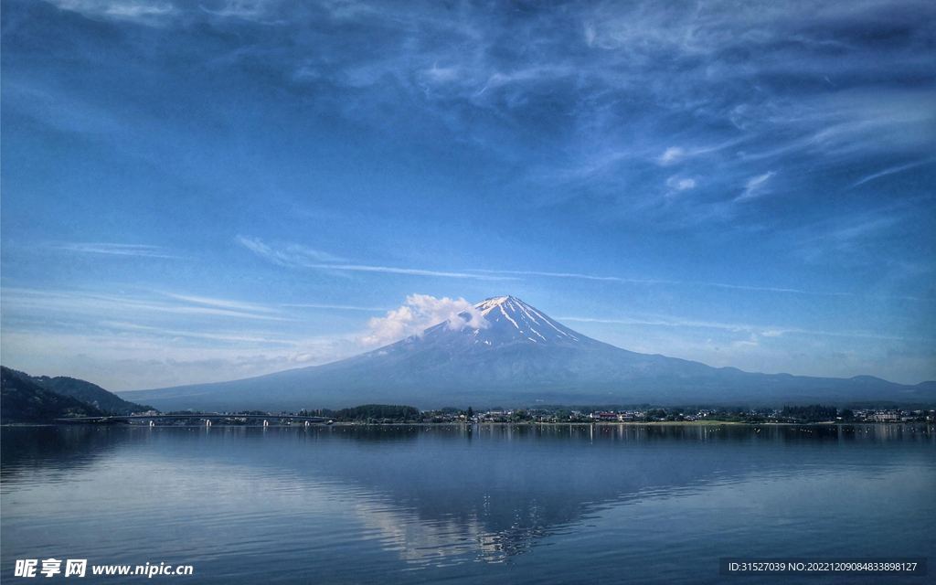 蓝天下的富士山