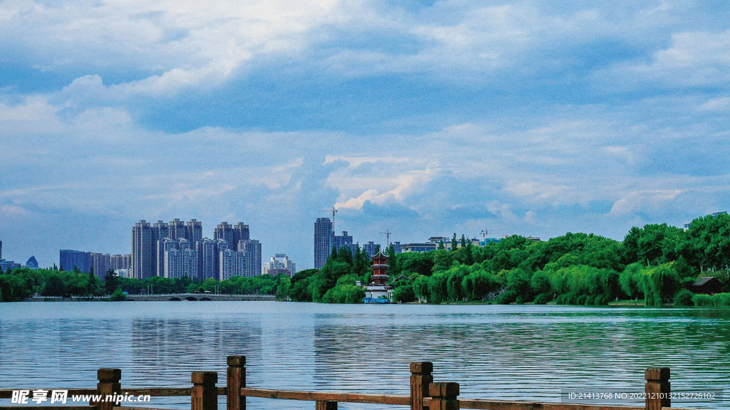 江边河滩江水