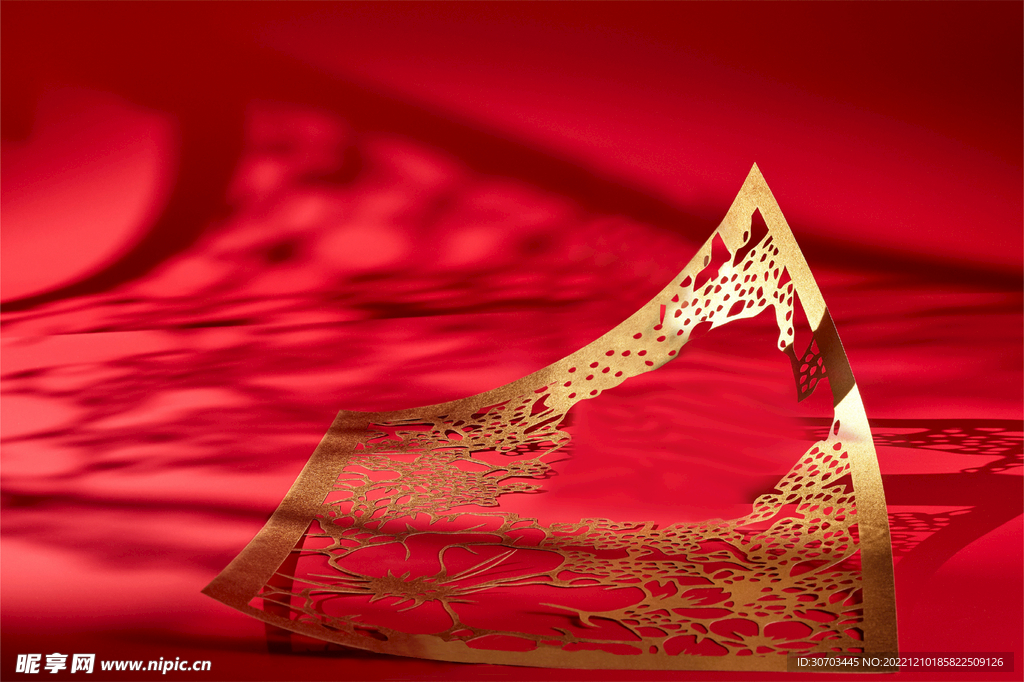 金色花纹和红色背景