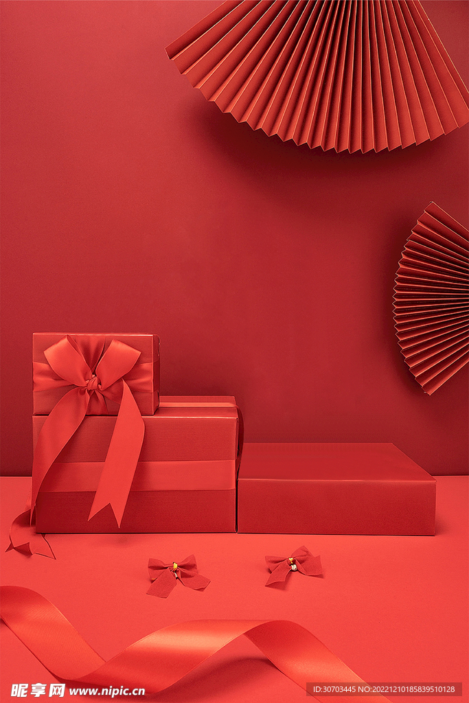 红色扇子和礼物盒子