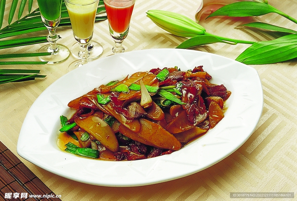 大蒜腊肉炒牛糕
