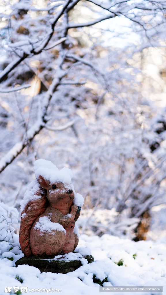 辽宁抚顺高尔山风景区雪松鼠石雕