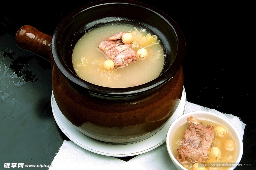 银耳莲子排骨煨汤