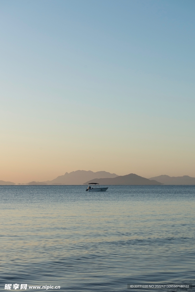 海面上的船