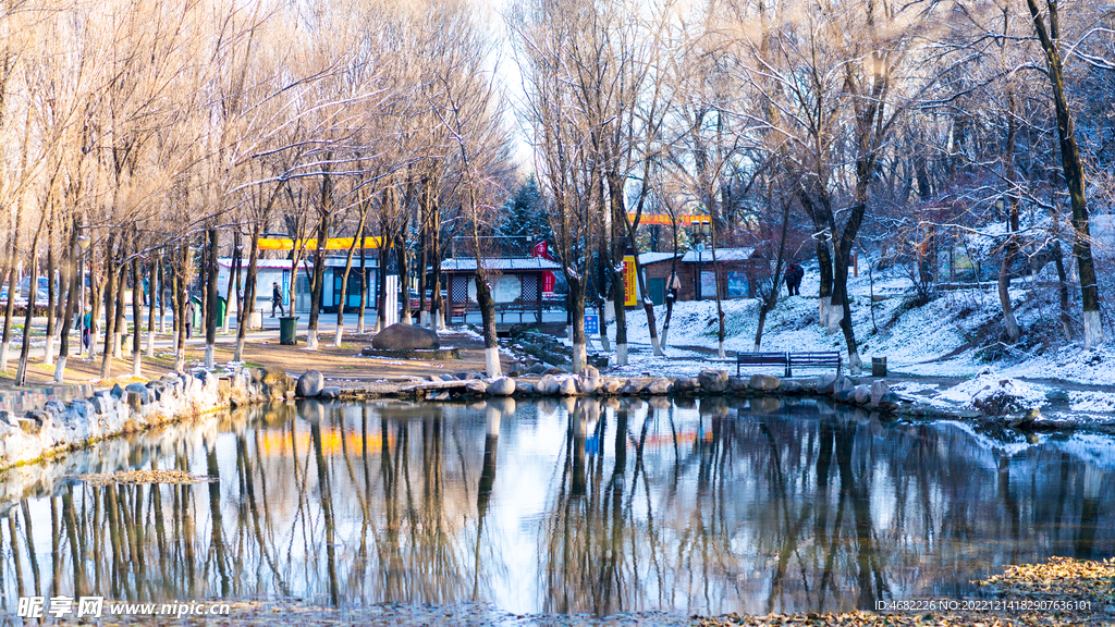 辽宁抚顺高尔山风景区湖水倒影