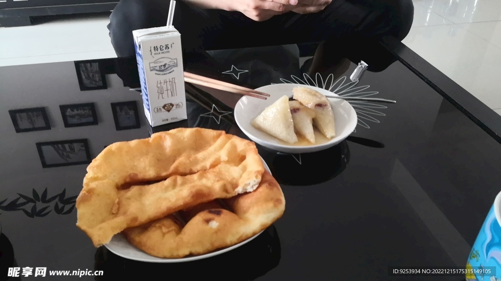 油饼  牛奶  粽子  早餐