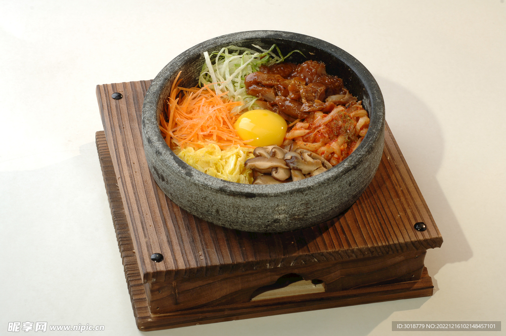 鸡肉石锅饭