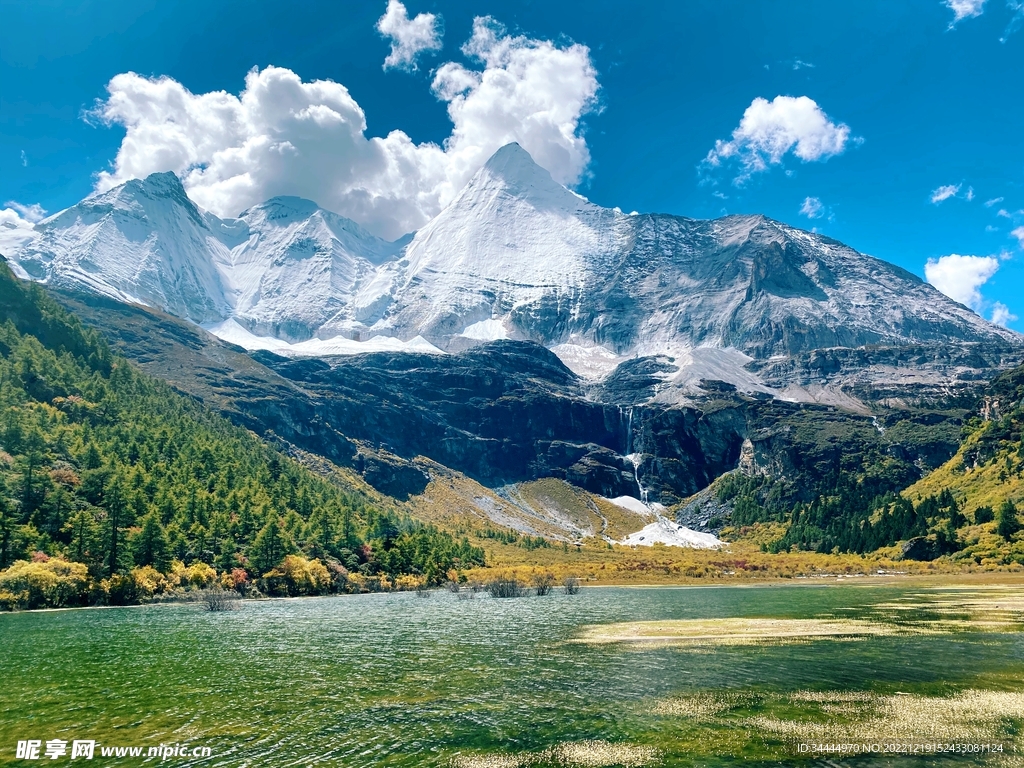 雪山湖水