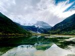 雪山 湖水