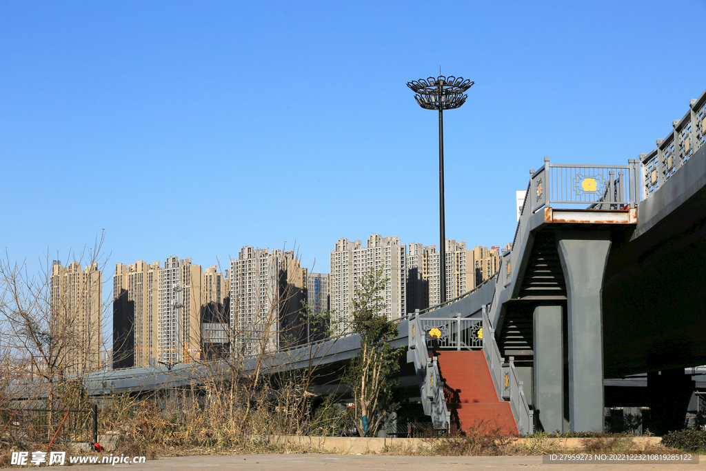 立交桥旁边高层建筑